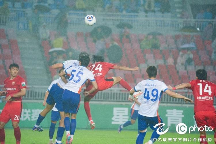 塞内西已启程前往世界杯，伴侣发布两人合影配文“我爱你”